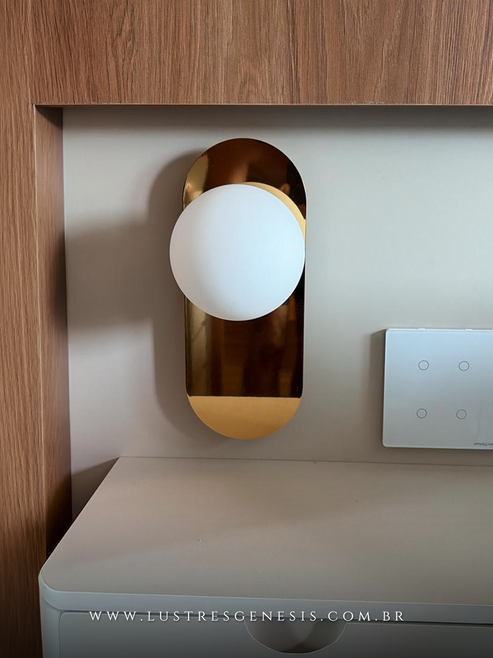 Arandela moderna dourada com globo leitoso, ideal para quarto e lavabo. Lustres Gênesis loja online de Lustres e Iluminação Decorativa